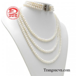 Vẻ đẹp tinh khôi của những viên ngọc trai thượng hạng xứng tầm cùng những bộ trang phục đẳng cấp tạo nên vẻ đẹp sang trọng của hoàng gia.