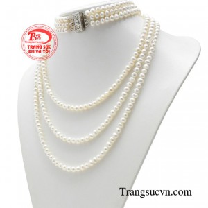Kiểu dáng không quá cầu kỳ làm bật lên vẻ đẹp tinh tế nhưng không kém phần sang trọng, quý phái.
