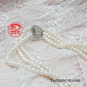 Bởi vẻ đẹp khiêm nhường nhưng vẫn giữ được nét cao quý mà các loại trang sức khác không có được.