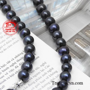 Bởi vậy mà chuỗi ngọc trai đen biểu tượng cho quyền lực, địa vị đồng thời mang đến sự tò mò từ những người xung quanh.