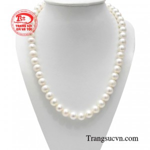 Chuỗi ngọc trai kiều diễm đáp ứng được nhiều gu thời trang khác nhau, từ các nữ doanh nhân, phụ nữ thành đạt đến các quý cô trẻ trung, sành điệu. 