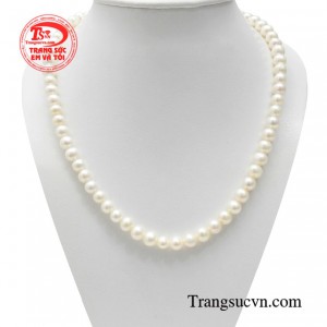 Chuỗi ngọc trai kiêu sa màu trắng tượng trưng cho tâm hồn ngây thơ, vẻ đẹp thánh thiện.