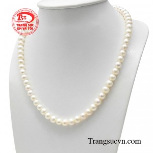 Chuỗi ngọc trai trắng được nhiều chị em phụ nữ yêu thích vừa mang sự nhẹ nhàng, thanh nhã, nữ tính vừa mang nét mạnh mẽ, kiêu kỳ.