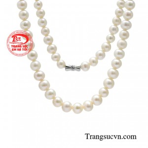 Màu trắng thuần khiết cùng với ánh ngũ sắc phản chiếu từ bề mặt ngọc trai đem đến cho chủ nhân vẻ đẹp kiêu sa, diễm lệ. 