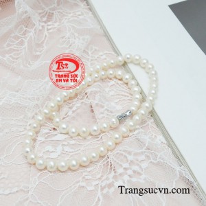 Chuỗi ngọc trai giúp cho người đeo có vẻ ngoài dịu dàng, dễ mến, từ đó dễ dàng lấy được thiện cảm từ những người xung quanh. 