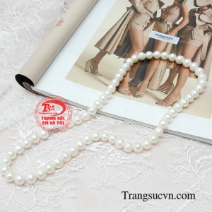 Với vẻ đẹp thuần khiết vốn có của ngọc trai mà khi diện chúng trên người bạn như được khoác lên ánh hào quang tỏa sáng, kiêu sa và lộng lẫy.