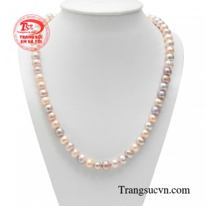 Chuỗi ngọc trai sắc màu có phần bóng bẩy, rực rỡ nhưng vẫn ánh lên nét dịu nhẹ, tinh tế và quyến rũ. 