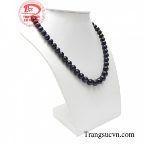 Ngọc trai đen không chỉ có ánh màu quyến rũ huyền bí mà nó còn mang lại cảm giác lôi cuốn, muốn khám phá cho người đối diện