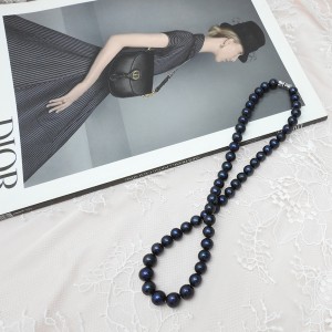 Ngọc trai đen không chỉ có ánh màu quyến rũ huyền bí mà nó còn mang lại cảm giác lôi cuốn, muốn khám phá cho người đối diện