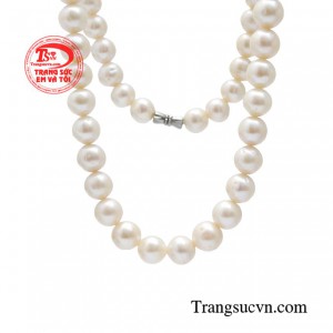 Món trang sức này vừa mang phần thanh lịch, quyến rũ mà không kém phần cá tính và sang trọng. 