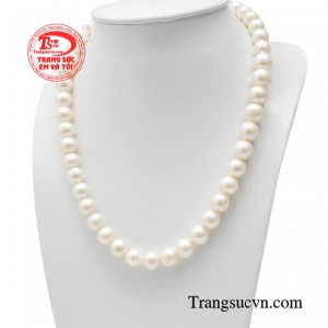 Theo phong thủy, viên ngọc trai đẹp lộng lẫy, bóng tròn không tì vết thể hiện sự vẹn toàn, tròn đầy, hạnh phúc.