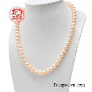 Chuỗi ngọc trai được xem là bảo ấn phong thuỷ mang đến may mắn, phúc lành cho người đeo.