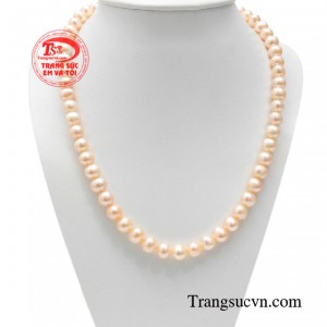 Chuỗi ngọc trai thời trang tô điểm cho vẻ ngoài thêm phần kiêu sa, lộng lẫy. 