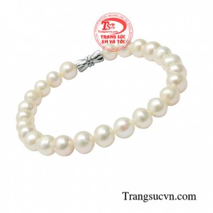 Ngọc trai được xem là vật phẩm lâu đời, trường tồn, vĩnh cửu không chỉ là trang sức tinh tế cho phái đẹp mà còn là tặng phẩm mang đến niềm hạnh phúc, tốt lành, may mắn