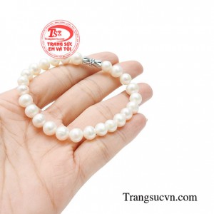 Chuỗi tay ngọc trai đài các là món quà ý nghĩa dành tặng các bà, các mẹ trong các dịp đặc biệt