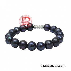 Chuỗi tay ngọc trai đen tượng trưng cho sự giàu sang, sung túc, may mắn và hạnh phúc