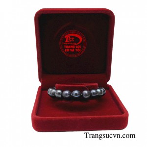 Chuỗi tay ngọc trai đen tượng trưng cho sự giàu sang, sung túc, may mắn và hạnh phúc