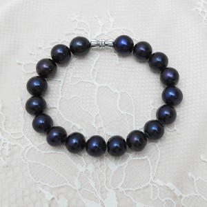 Viên ngọc trai sáng bóng, ánh màu luôn là phụ kiện thời trang quyến rũ và thu hút của chị em phụ nữ