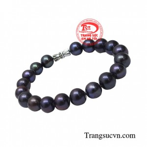 Ngọc trai được ưa chộng bởi vẻ đẹp lung linh và sang trọng của nó bởi vậy nên trang sức ngọc trai được các bà các mẹ ưa thích sử dụng trong nhiều sự kiện quan trọng