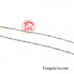 Dây chuyền 18k trắng bện 3 kết hợp với mặt dây chuyền vàng trắng là món quà tặng dành cho phái đẹp quý nhân dịp sinh nhật và kỷ niệm