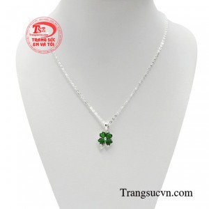 Dây chuyền bạc may mắn được thiết kế theo hình ảnh cỏ 4 lá là món trang sức mà chị em vô cùng ưa chuộng. 