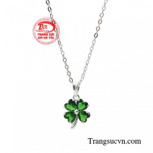 Khi nhắc đến cỏ 4 lá, người ta thường nghĩ về sự bình an, may mắn.