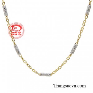 Nàng có thể tự do trong mọi kiểu trang phục, từ chiếc đầm hẹn hò ngọt ngào đến chiếc áo sơ mi chỉn chu nơi công sở.