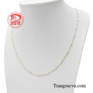 Điểm nổi bật chính là thiết kế cực kỳ dễ phối đồ, không kén da nhưng vẫn giúp chủ nhân toát ra cá tính riêng biệt. 