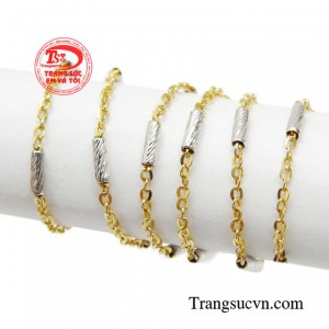 Chiếc dây chuyền gây thích thú vì sự đơn giản nhưng cũng vô cùng bắt mắt. 