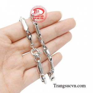 Dây chuyền được thiết kế nổi bật và ấn tượng như một quý ông thời thượng và sang trọng trong mắt người đối diện