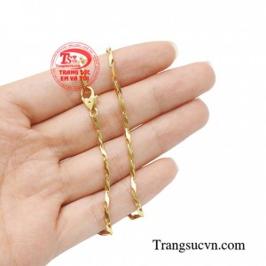 Dây chuyền phong cách thời thượng với thiết kế đơn giản, nhẹ nhàng mang lại sự sang trọng, tinh tế và dịu dàng cho các quý cô