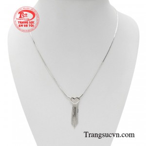 Dây chuyền phong cách vàng trắng khiến mọi cô gái trở nên lịch sự và chỉn chu.