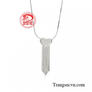 Bất cứ  khi nào bạn muốn cải thiện hình ảnh của mình trong mắt người đối diện thì hãy diện ngay chiếc dây chuyền phong cách này.