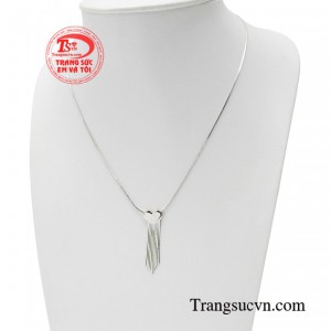 Các nàng hoàn toàn có thể diện món trang sức này đến các bữa tiệc cùng với bạn bè hoặc buổi hẹn hò với chàng trai của mình.