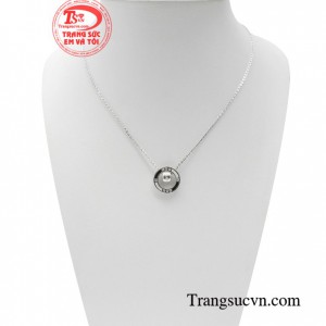 Dây chuyền quý cô phong cách với kiểu dáng dây chuyền liền mặt là sản phẩm được phái đẹp ưa chuộng và lựa chọn hiện nay