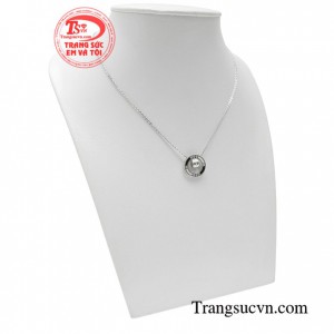 Với đường nét chế tác độc đáo, dây chuyền liền mặt mang lại cho phái đẹp nét thanh lịch, thời trang và sang trọng