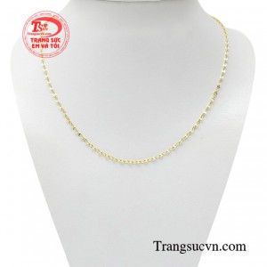 Dây chuyền quý cô thời trang giúp chị em có phong cách của riêng mình. 