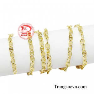 Phái đẹp có thể kết hợp thêm mặt dây chuyền để tạo thêm điểm nhấn ấn tượng với người đối diện. 