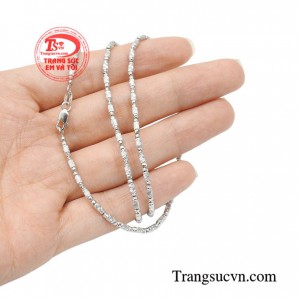 Sản phẩm tôn lên nét đẹp thanh lịch, dịu dàng nhưng cũng không kém phần duyên dáng cho các quý cô