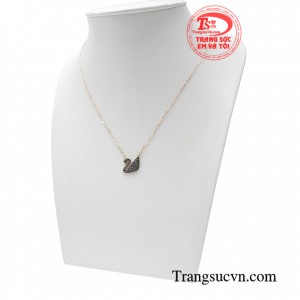 Từng đường nét tinh tế, tạo độ bắt sáng khiến chiếc dây chuyền trở nên ấn tượng hơn