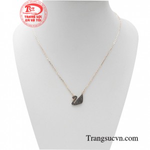 Dây chuyền thiên nga đen huyền bí là biểu tượng xinh xắn, đáng yêu dành tặng cho người con gái mình yêu