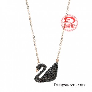 Dây chuyền thiên nga đen huyền bí chắc chắn được nhiều bạn nữ yêu thích