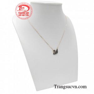 Điểm nhấn của dây chiều chính là thiên nga đen xinh xắn đặc biệt giúp tôn vinh vẻ đẹp phụ nữ