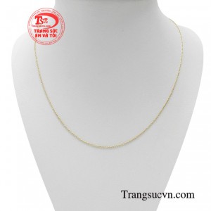 Dây chuyền vàng mong manh trở thành vật bất ly thân của người phụ nữ. 