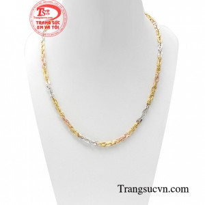 Dây chuyền vàng nữ tính kiêu sa giúp tôn vinh  đường nét gợi cảm của phái đẹp tạo cảm giác trẻ trung và sang trọng hơn
