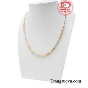 Chiếc dây chuyền nữ này là món trang sức góp phần tôn lên vẻ đẹp của bộ trang phục