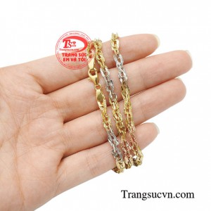 Dây chuyền vàng nữ tính kiêu sa giúp tôn vinh  đường nét gợi cảm của phái đẹp tạo cảm giác trẻ trung và sang trọng hơn