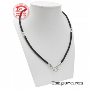 Dây dù bọc vàng thăng tiến tạo điểm nhấn bằng những đốt vàng trắng giúp bạn trông lịch lãm, sang trọng hơn