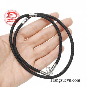 Dây dù bọc vàng thăng tiến tạo điểm nhấn bằng những đốt vàng trắng giúp bạn trông lịch lãm, sang trọng hơn