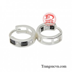 Hoa tai tuy là món trang sức nhỏ nhưng lại đóng vai trò quan trọng trong việc tôn vinh vẻ đẹp thanh thoát của gương mặt, khẳng định phong cách thời trang và nét duyên dáng riêng của phụ nữ